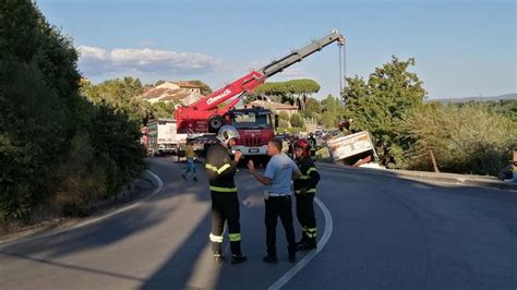 Rimorchio di tir travolge famiglia di turisti: gravi。